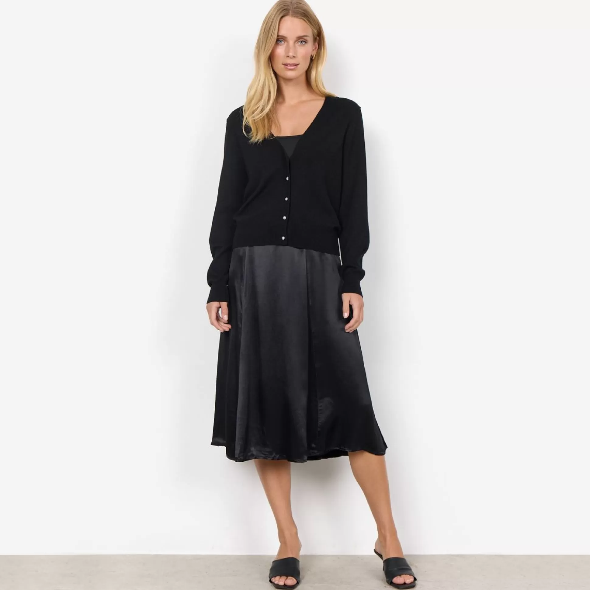 Jumpers & Cardigans>Meadows and Byrne Dollie V-Neck Button Cardigan Black