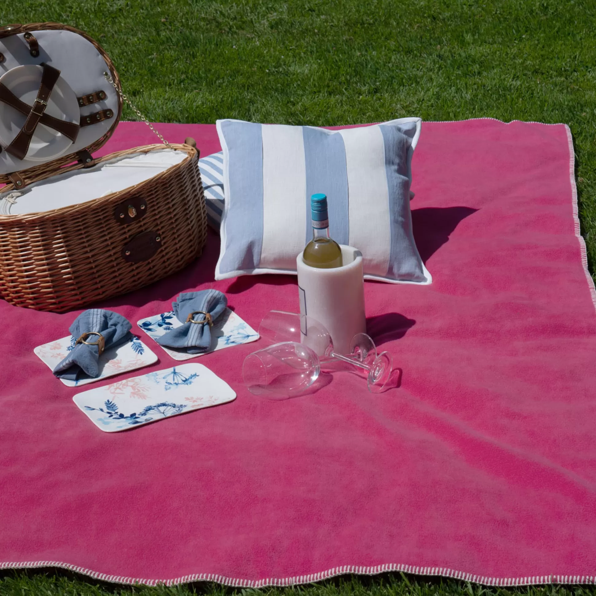 Blankets & Throws>Meadows and Byrne Fleece Throw - Berry Blossom