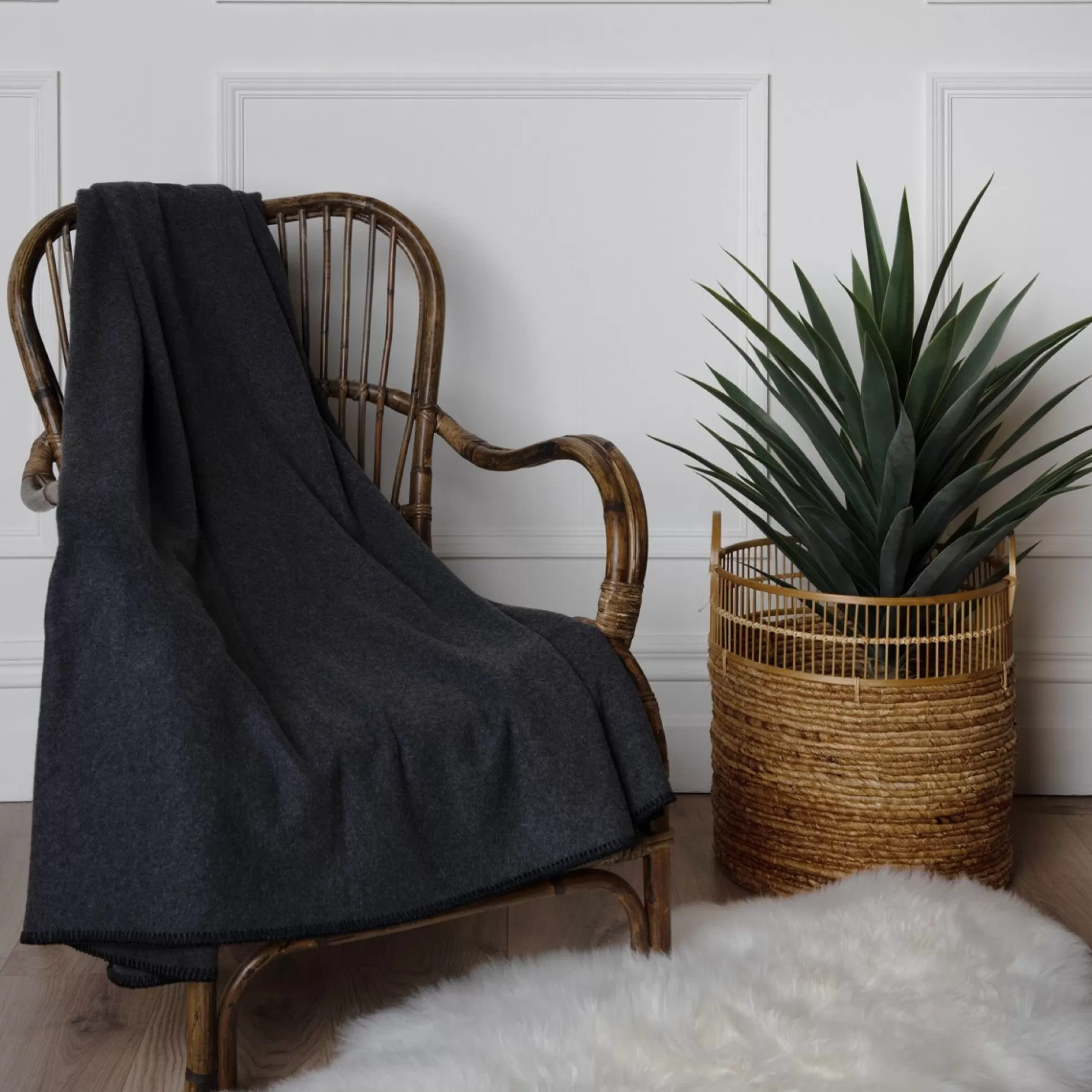 Blankets & Throws>Meadows and Byrne Fleece Throw - Charcoal