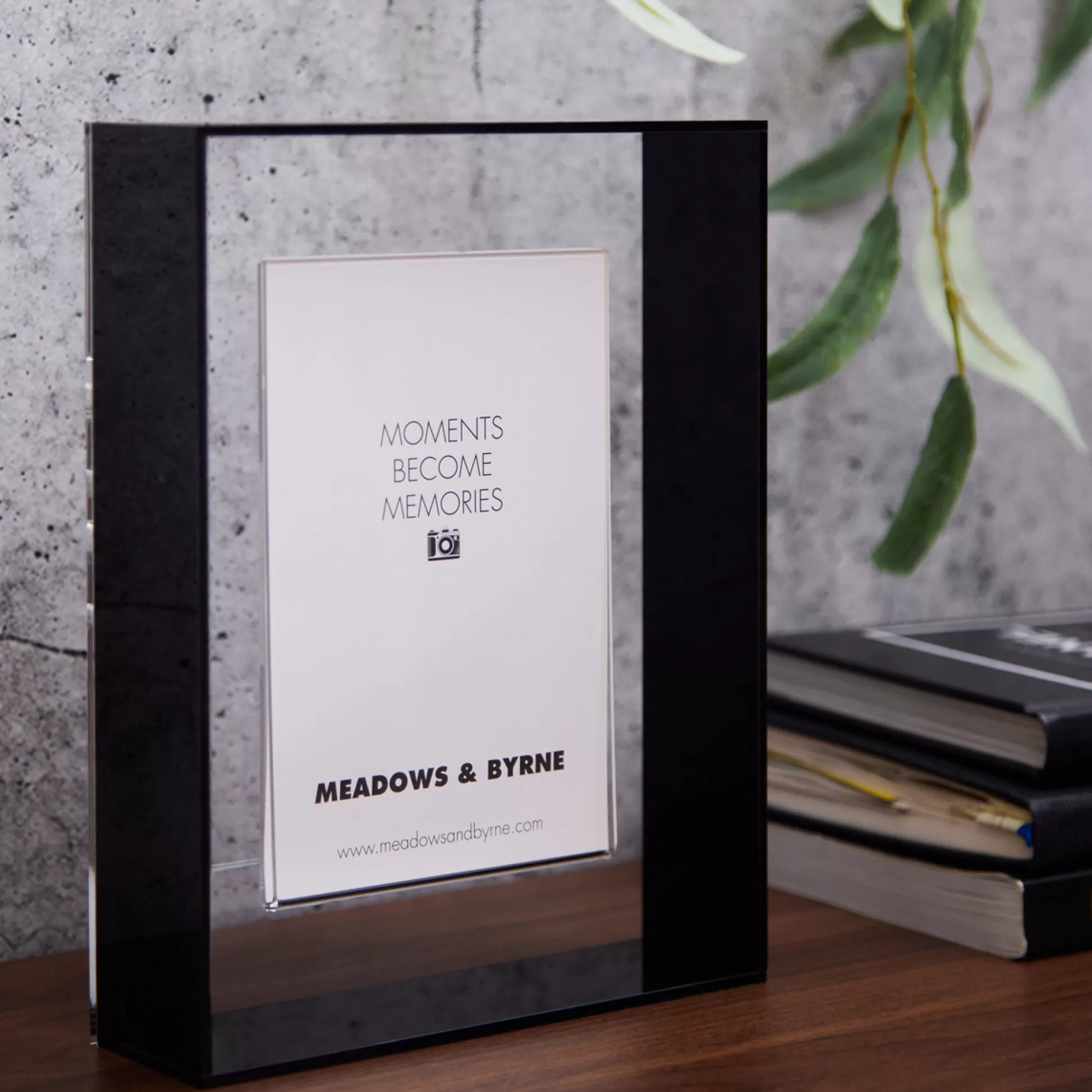 Wall Art & Picture Frames>Meadows and Byrne Floating Frame Black 4 X 6