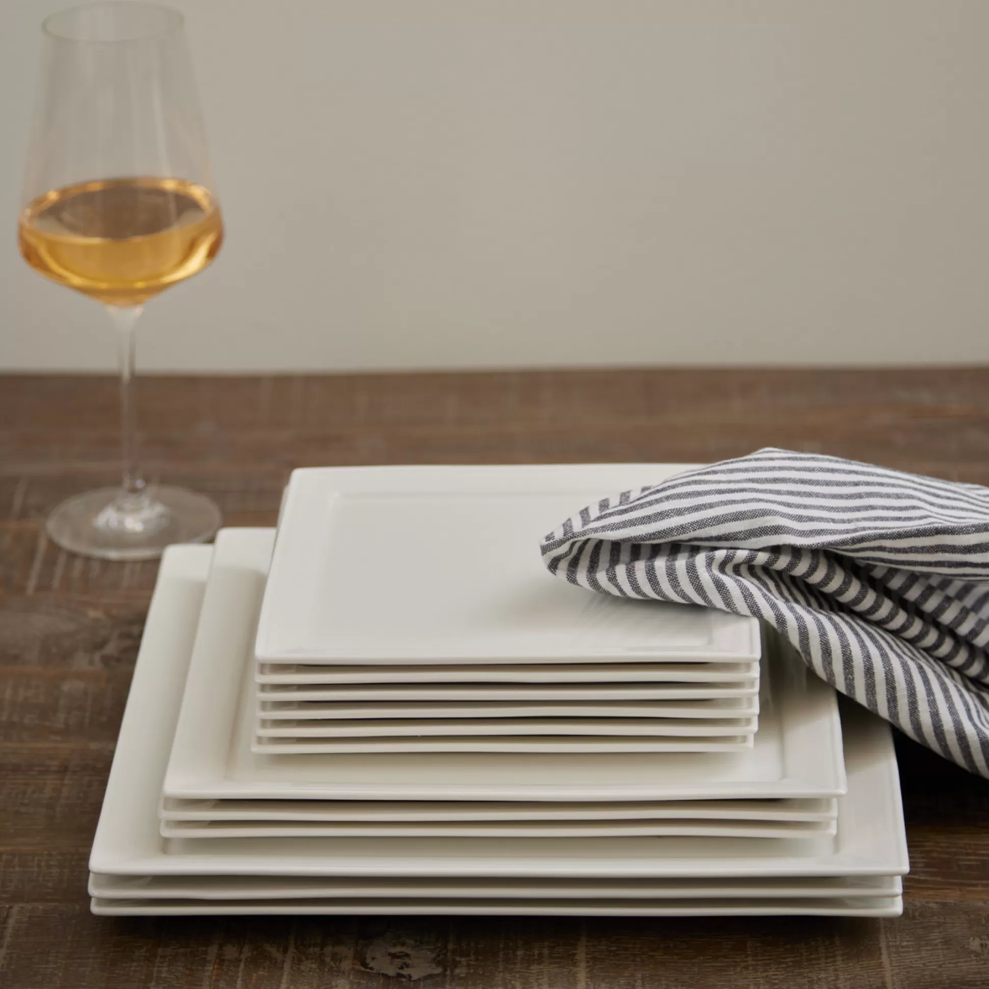 - Dinnerware Sets>Meadows and Byrne Lara Collection