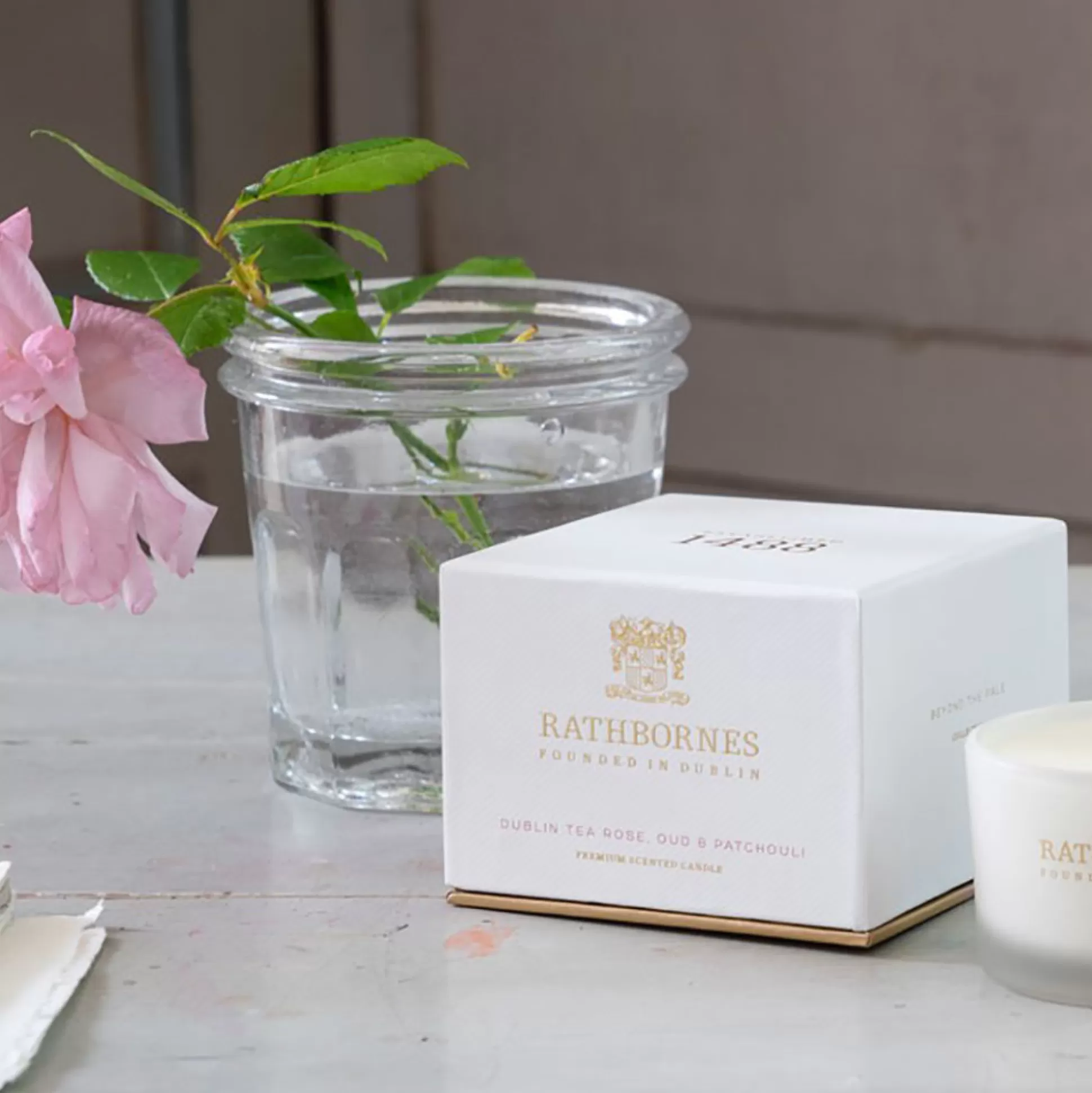 Scented Candles>Meadows and Byrne Rathbornes Dublin Tea Rose Oud & Patchouli Travel Candle