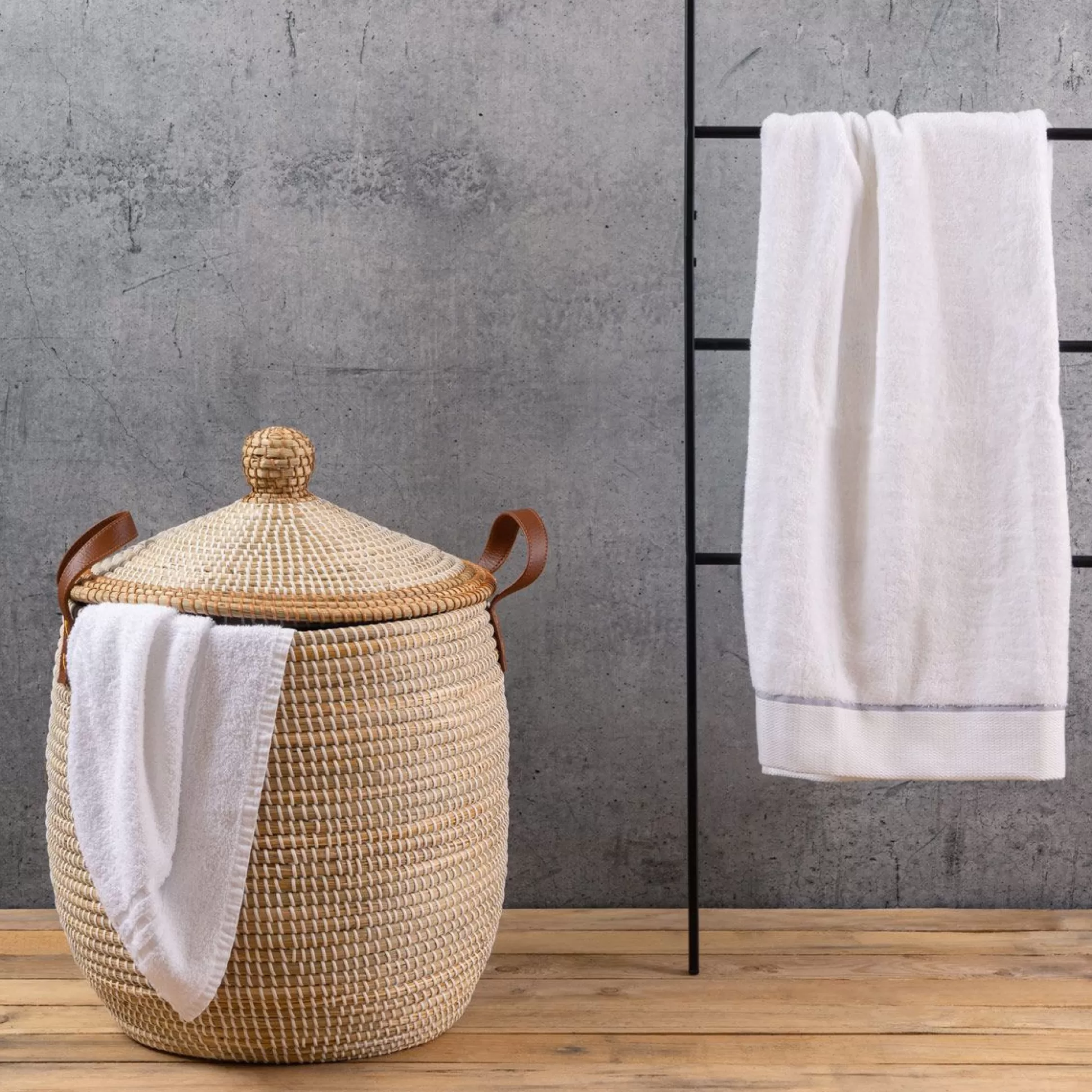 Laundry Baskets>Meadows and Byrne Seagrass Laundry Basket With Lid - Large