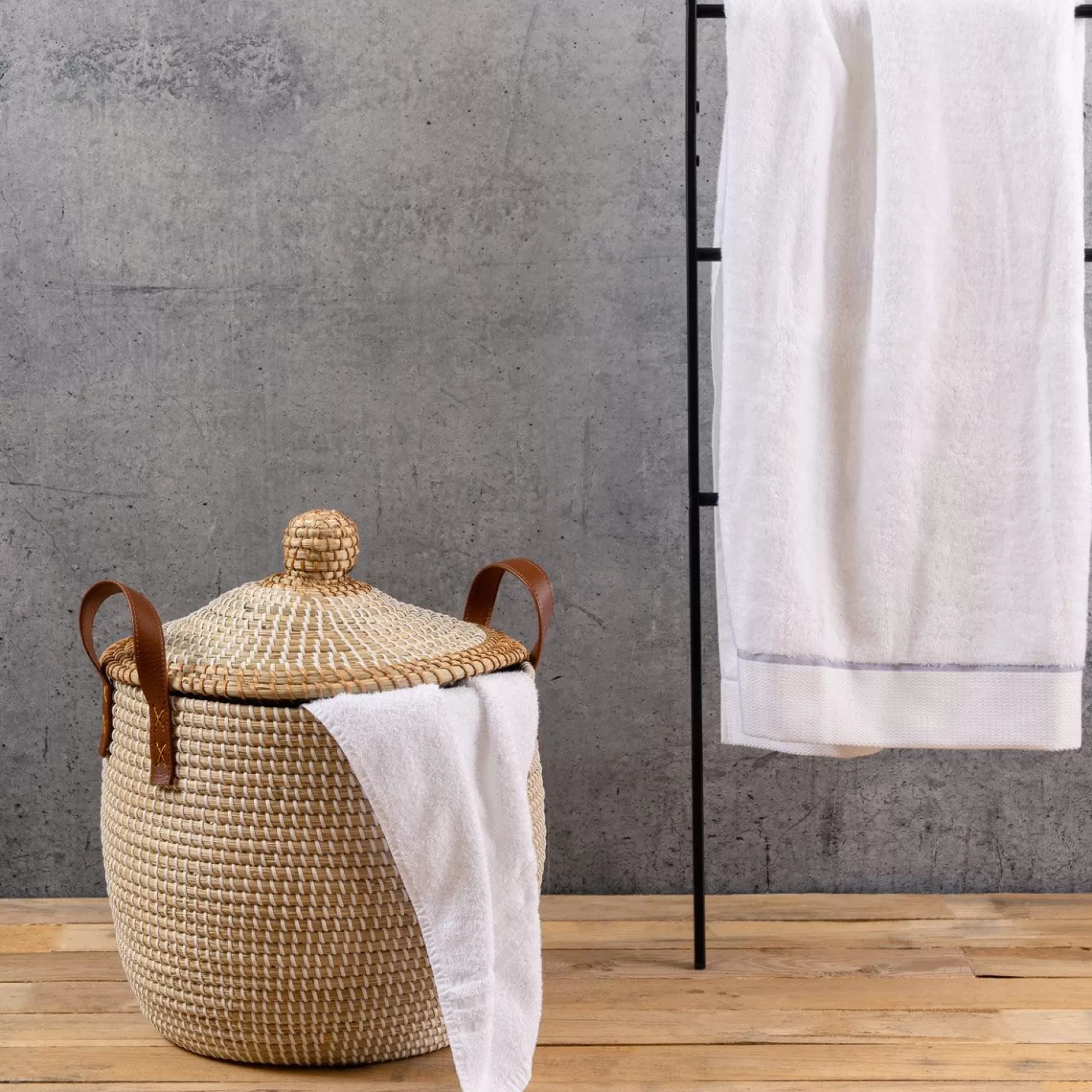Laundry Baskets>Meadows and Byrne Seagrass Laundry Basket With Lid - Small