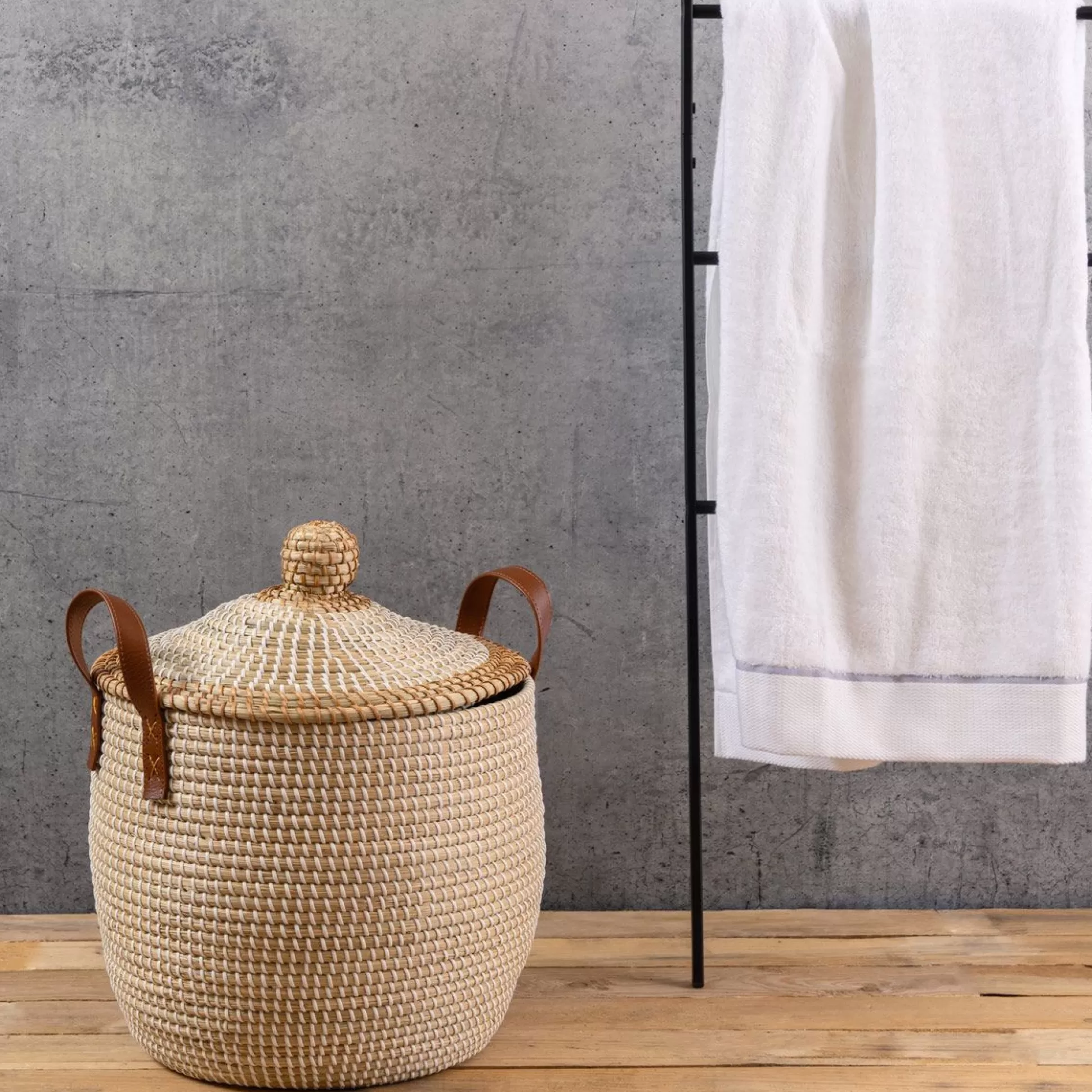 Laundry Baskets>Meadows and Byrne Seagrass Laundry Basket With Lid - Small